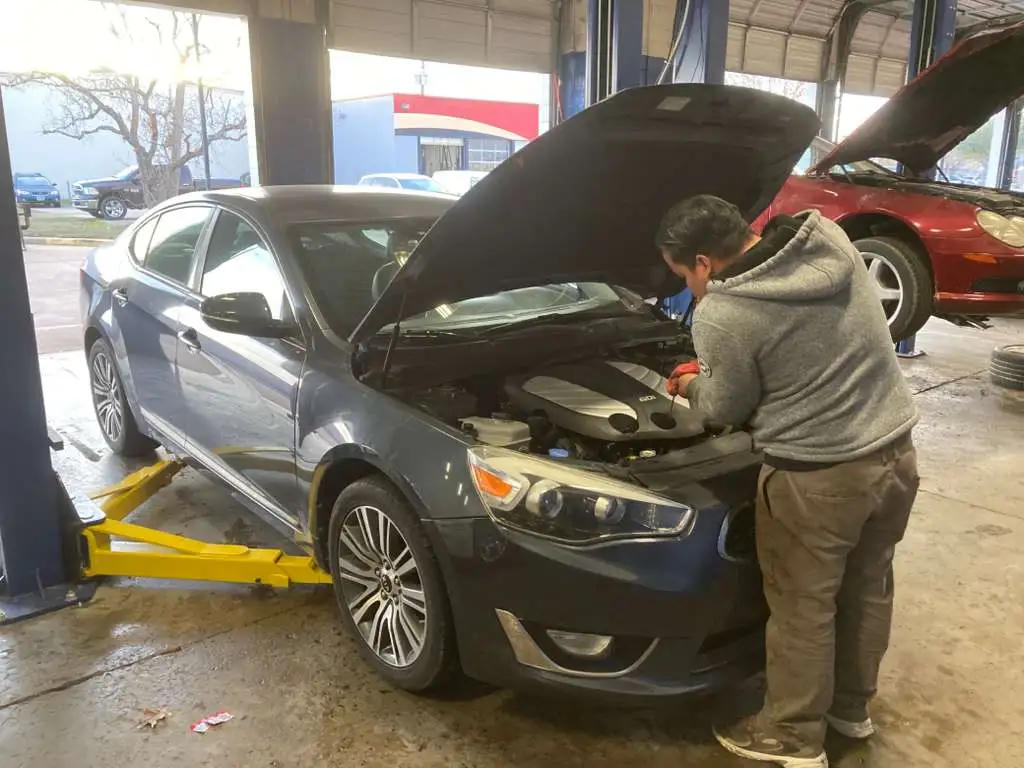 Example photo of a technician performing an oil change. Not the actual Weatherford store.